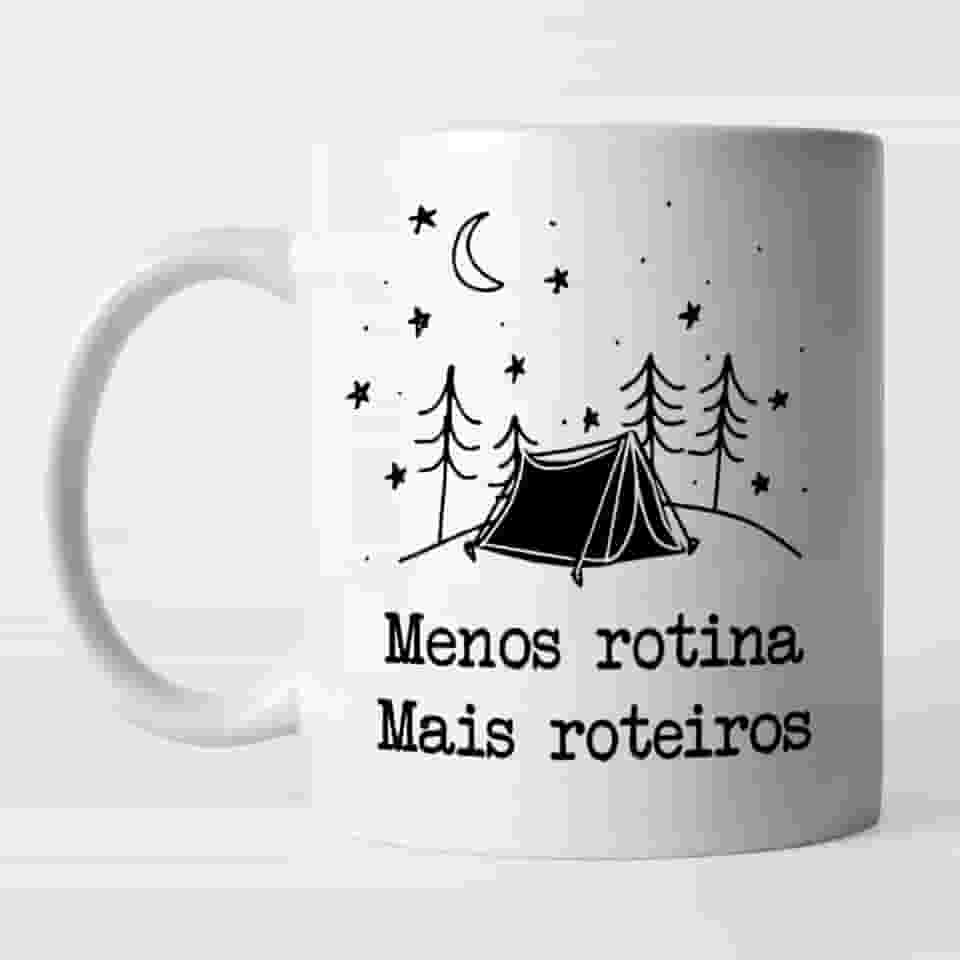 Caneca menos rotina mais roteiro - xícara de porcelana para quem ama viajar