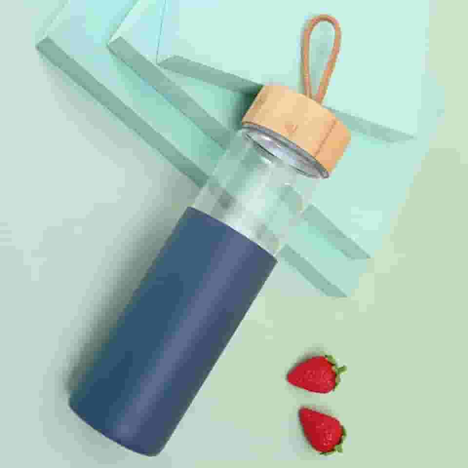 Garrafa Squeeze De Vidro Tampa Em Bambu E Luva De Silicone 750 ml Moderna Garrafinha (Azul Escuro)