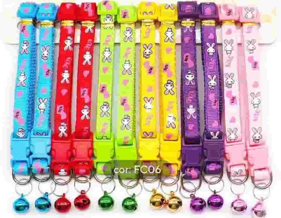 Coleira Ajustável para Gatos e Cães de Pequeno Porte, Estampa Coelhinho Love, 32,5 cm, com Guizo, Colorida