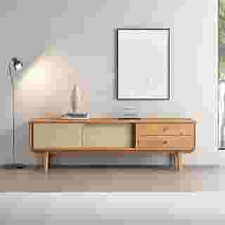 IDIMEX Rack para Sala TV 75 Polegadas com 2 Gavetas em Madeira e Telinha Rattan Cor Freijó Simona