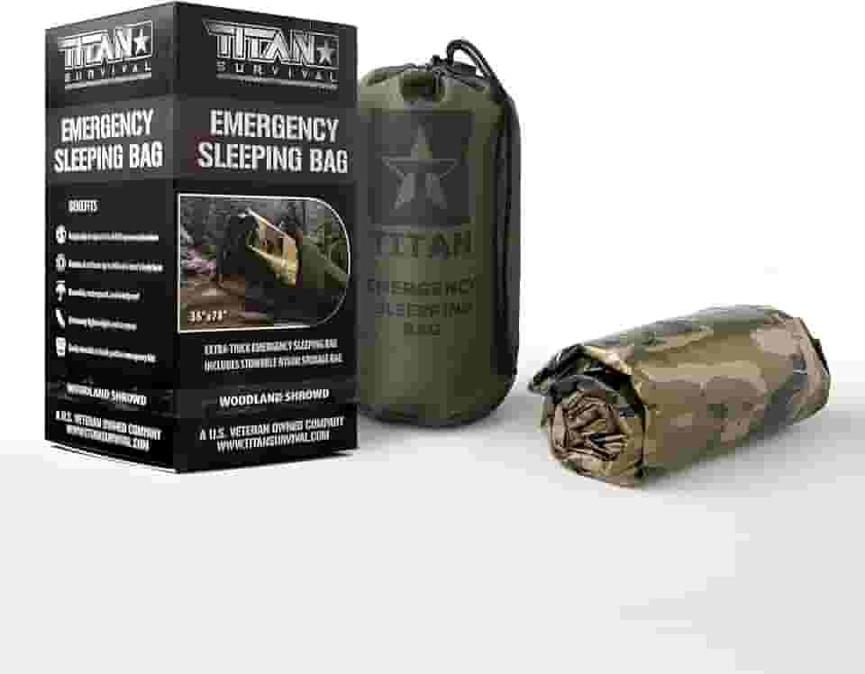 TITAN Survival Saco de dormir de emergência/Bivy térmico | Woodland CAMO | PE, 91,44 cm x 198,12 cm