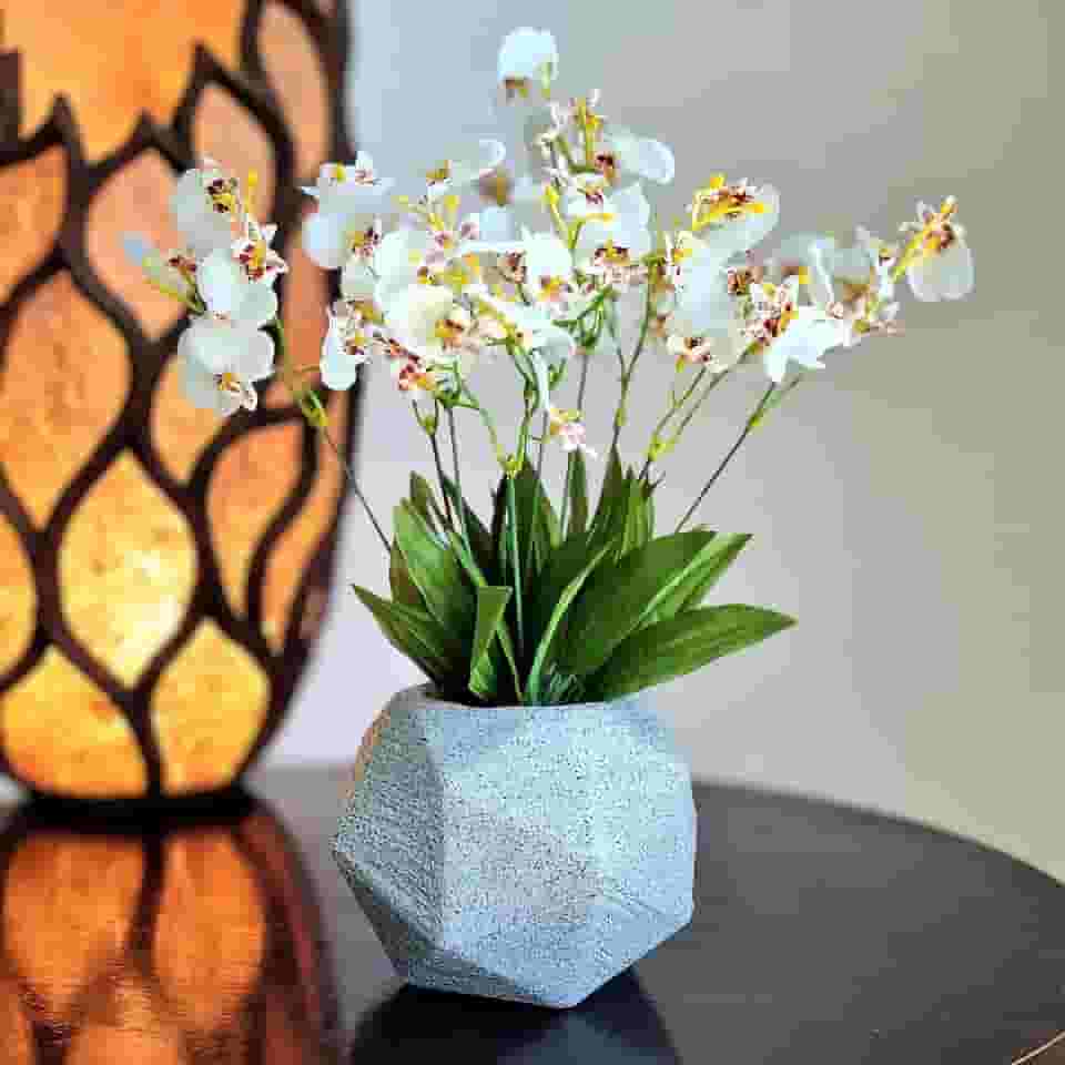 Orquídeas- Arranjo Maresias com orquídeas chuva de Ouro brancas com vaso cinza.