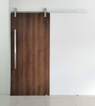 Porta De Madeira + Kit De Correr 2m + Puxador Flat 1m Polido Cor:Imbuia