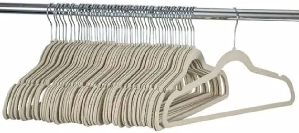 Kit 50 Cabides Reforçados de Veludo Antideslizante Adulto Ultrafino Bege Gancho 360°