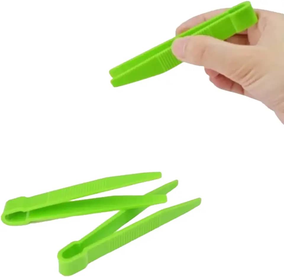 Pinça infantil – Verde - Desenvolve a Coordenação motora fina e preensão 1 Unidade