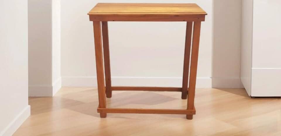 Mesa Pequena Para Apoio De Madeira Maciça Pinus 50x50x90 Verniz Médio