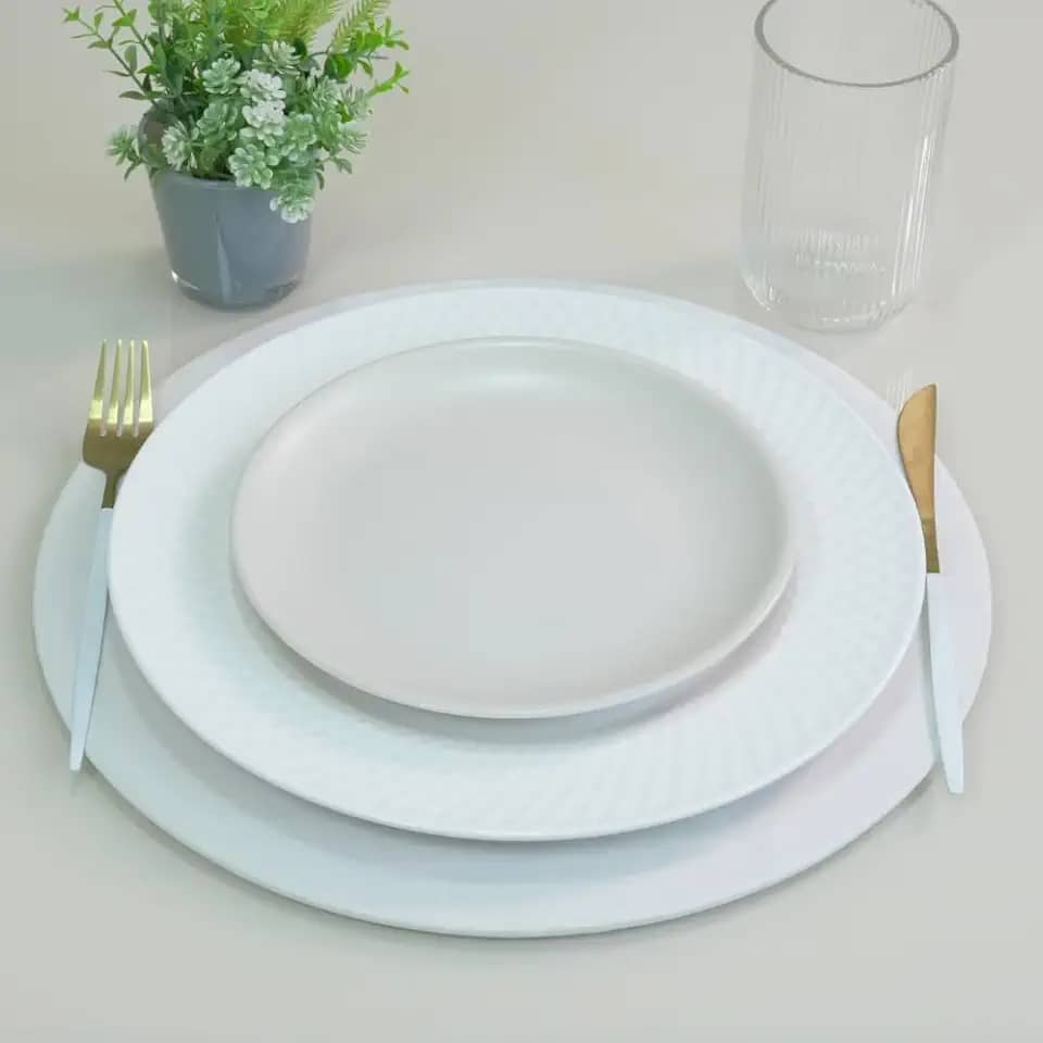 Kit para 2 Lugares - Sousplat com Capa em Tecido Oxford 100% Poliéster cor Palha, Base MDF de 35 cm de Diâmetro - 4 Peças