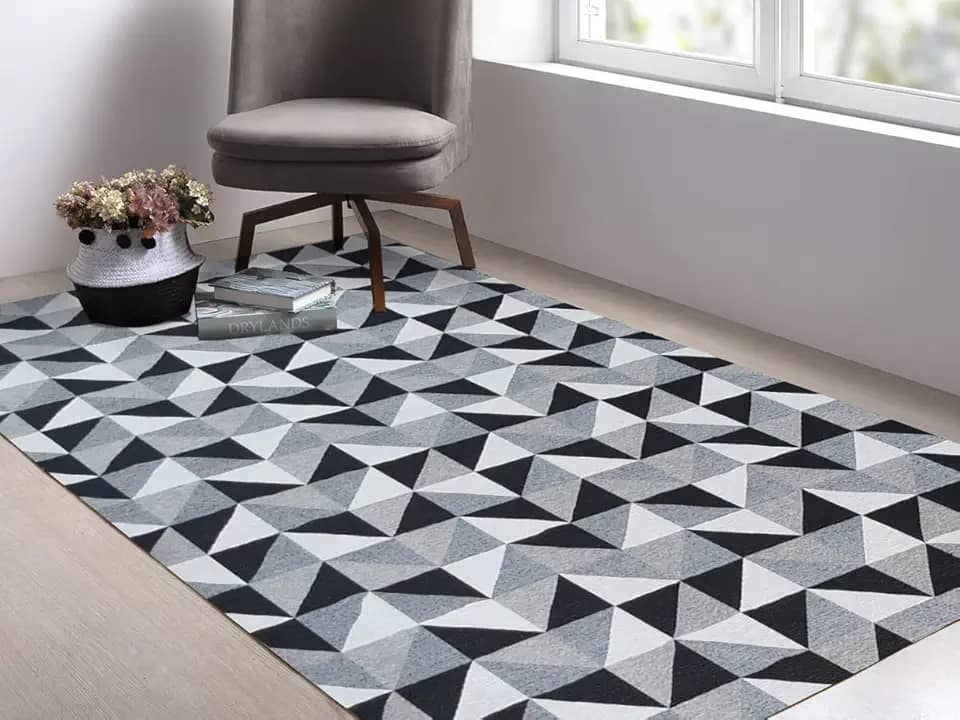 Tapete Sala Quarto Roma Antiderrapante em Jacquard - 1,40x2,00m (Triângulos Preto)