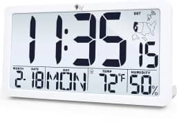 TXL Relógio de parede atômico com luz de fundo, relógio de parede digital operado por bateria com temperatura, umidade e data, visor grande, horário de verão automático, 6 fusos horários (branco)