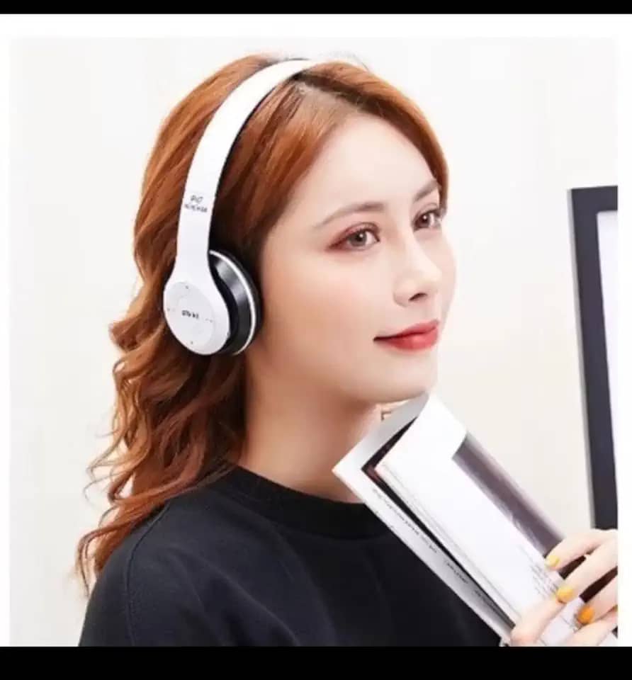 P47 Fone de Ouvido Sem Fio, Headphone Bluetooth, Preto e Branco, para Música, Videochamadas e Jogos, com Controles de Reprodução.Descubra o Conforto, a Praticidade e a Liberdade do Fone de Ouvido