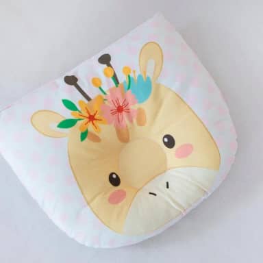 Travesseiro Almofada Anatômico de Bichinhos para Bebê Feminino e Masculino RN (Girafa Rosa)