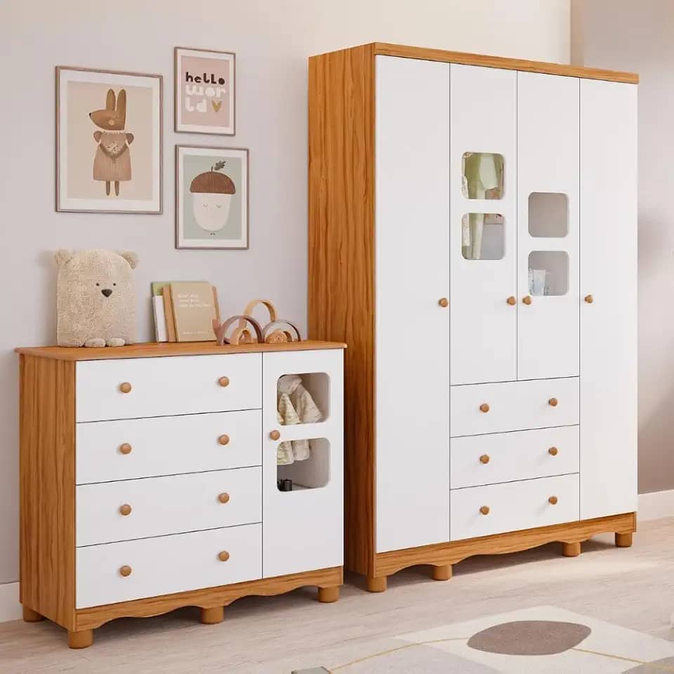 Quarto de Bebê Completo com Guarda Roupa Uli 4 Portas Cômoda Uli 4 Gavetas Móveis Peroba Amendoa/branco