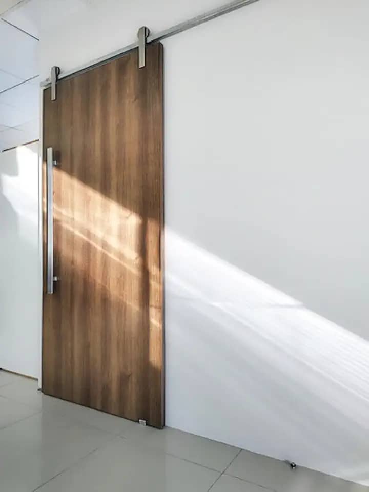 Porta De Madeira + Kit De Correr 2m + Puxador Flat 1m Fosco Cor:Carvalho