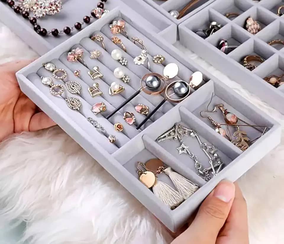 Amarme - Organizador para Joias Bandeja Empilhável de Veludo Organizador Multiuso de Gavetas e Closet para Anéis, Colares e Acessórios com Sofisticação e Funcionalidade (Cinza)