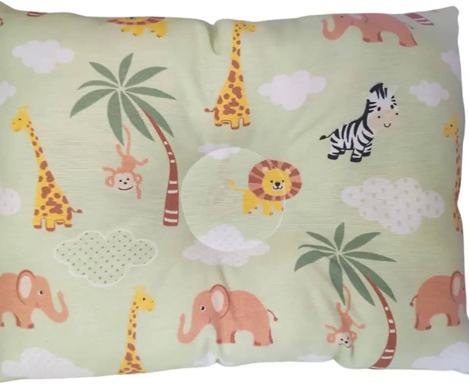 Travesseiro Anatômico Bebê Mundo Animal para Berço e Carrinho Safari Verde 27x37cm Fibra Siliconada Hipoalergênica Algodão