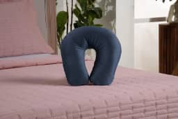 Travesseiro De Pescoço Para Viagens Feito Em Tecido Suede Com Zíper e Enchimento 100% Fibra Siliconada, Confortável, Extra Macio e Durável (Azul Marinho)