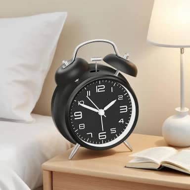 Despertador duplo de 10 cm para pessoas com sono pesado, luz de fundo, despertador à moda antiga operado por bateria para quartos (mostrador 3D, preto)