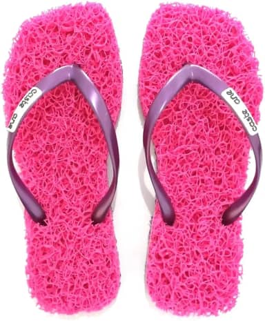 Chinelo Square Confort indicado para pessoas que sofrem com Esporão de Calcâneo, Fascite Plantar, Hiperidrose Plantar e Neuroma de Morton, Massageador para os pés, sensação de estar pisando em um tapete leve e macio tornando seu caminhar mais confortável a cada passo.