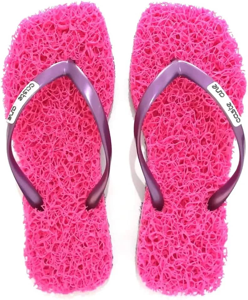 Chinelo Square Confort indicado para pessoas que sofrem com Esporão de Calcâneo, Fascite Plantar, Hiperidrose Plantar e Neuroma de Morton, Massageador para os pés, sensação de estar pisando em um tapete leve e macio tornando seu caminhar mais confortável a cada passo.