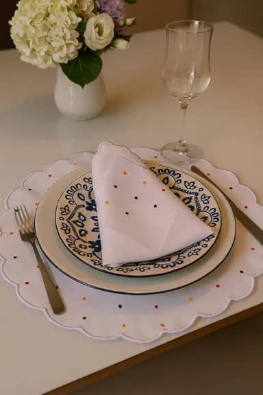 Jogo Americano, 4 Peças com Guardanapos, Bordado Artesanal em Algodão 100%, Branco com Póa Colorido, 36cm Diâmetro