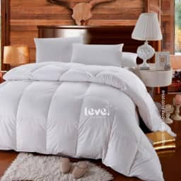 Edredom Casal Matelassado Dupla Face Branco 2,20 x 2,40m com Toque de Plumas e enchimento de fibra de silicone. Tecido aveludado.