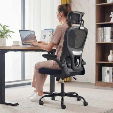 Cadeira Presidente Ergonômica com Braços Retráteis Flip-Up e Base Reforçada - Suporta até 200kg - Encosto em Tela Mesh Respirável e Giratória