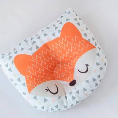 Travesseiro Almofada Anatômico de Bichinhos para Bebê Feminino e Masculino RN (Raposa Laranja)