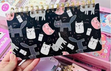 Planner semanal com Espiral Dourada, Tema de Gatinhos, Fundo Preto com Gatos Rosa, Cinza e Branco, Ideal para Crianças, Adolescentes e Adultos, Organização Diária