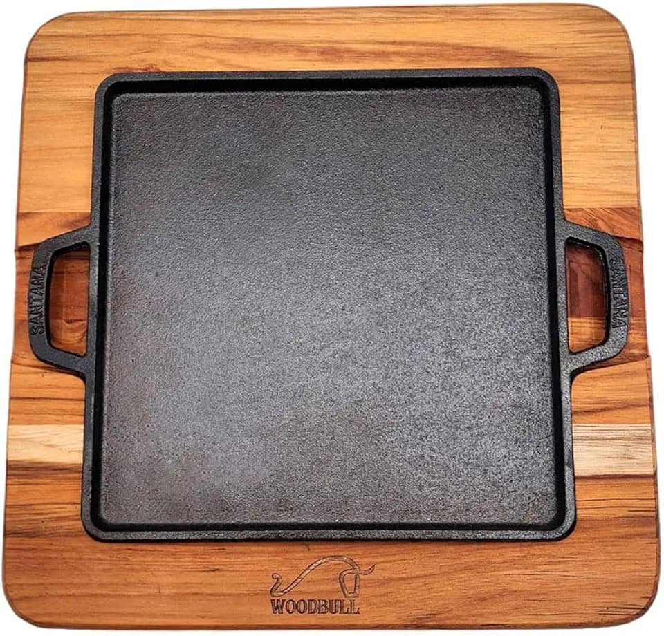 Tábua de Madeira Nobre com Chapa de Ferro, Resistente e Sofisticada, Ideal para Servir Carnes e Churrascos com Estilo e Praticidade, Tamanho Máximo 30 x 30 cm – WOODBULL.