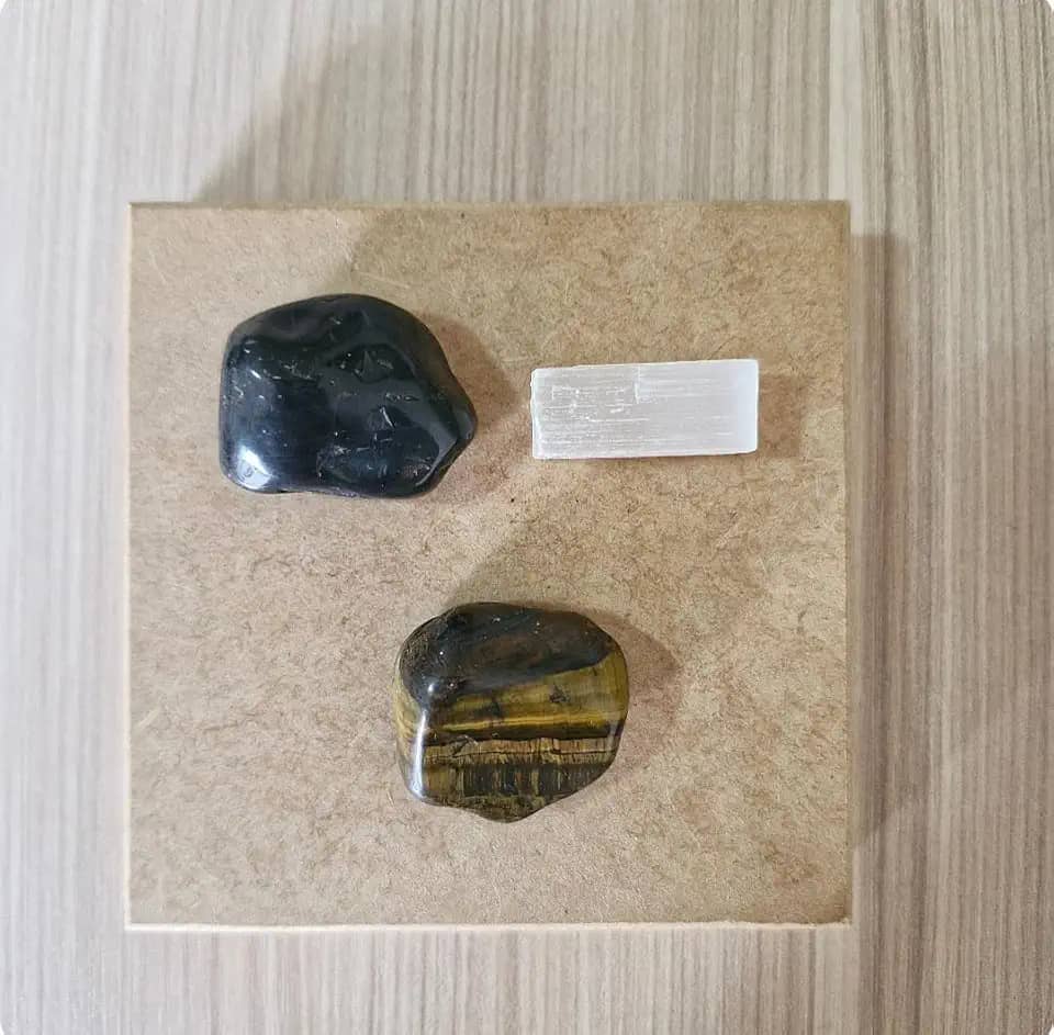 Kit de Cristais para Proteção e Força com Ônix, Selenita e Olho de Tigre + lindo saquinho de Juta para armazenamento dos cristais