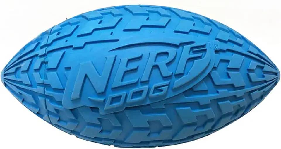 Nerf Dog Tire Squeak Brinquedo para cães de futebol ao ar livre, 15 cm para raças médias e grandes, azul