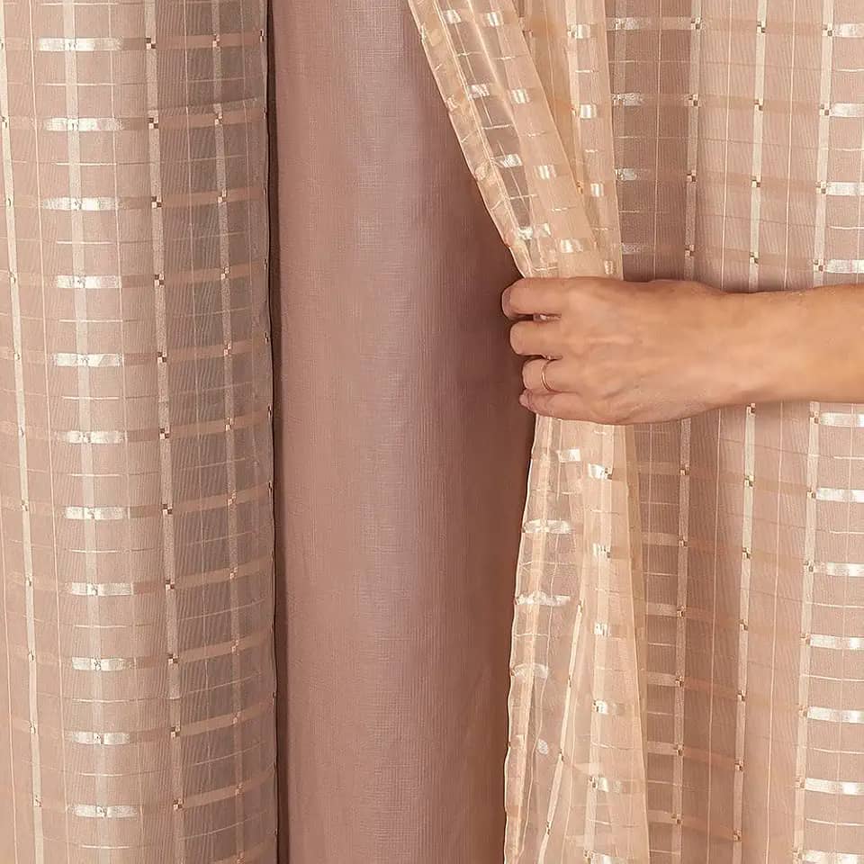 Cortina Blackout PVC c/Tecido Voil Xadrez - 2,0m (Comprimento) x 1,40m (Altura) - Quarto, Sala, Escritório, Cozinha... (Avelã)