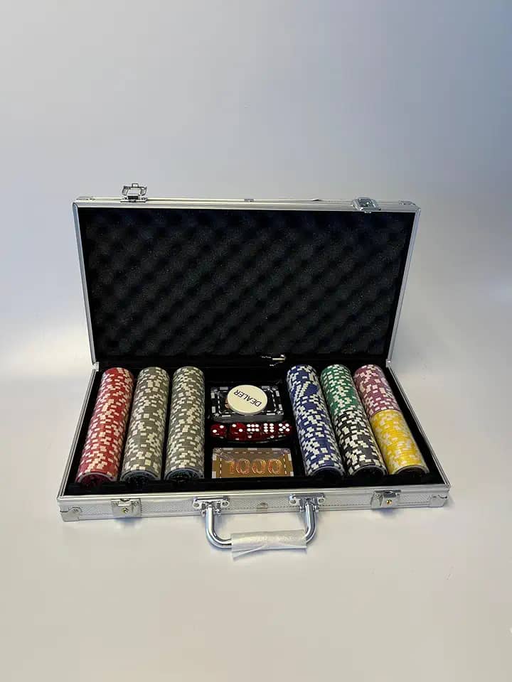 Maleta de Poker Profissional, 300 Fichas numeradas, Holográficas, 5 Dados, Maleta com Chaves