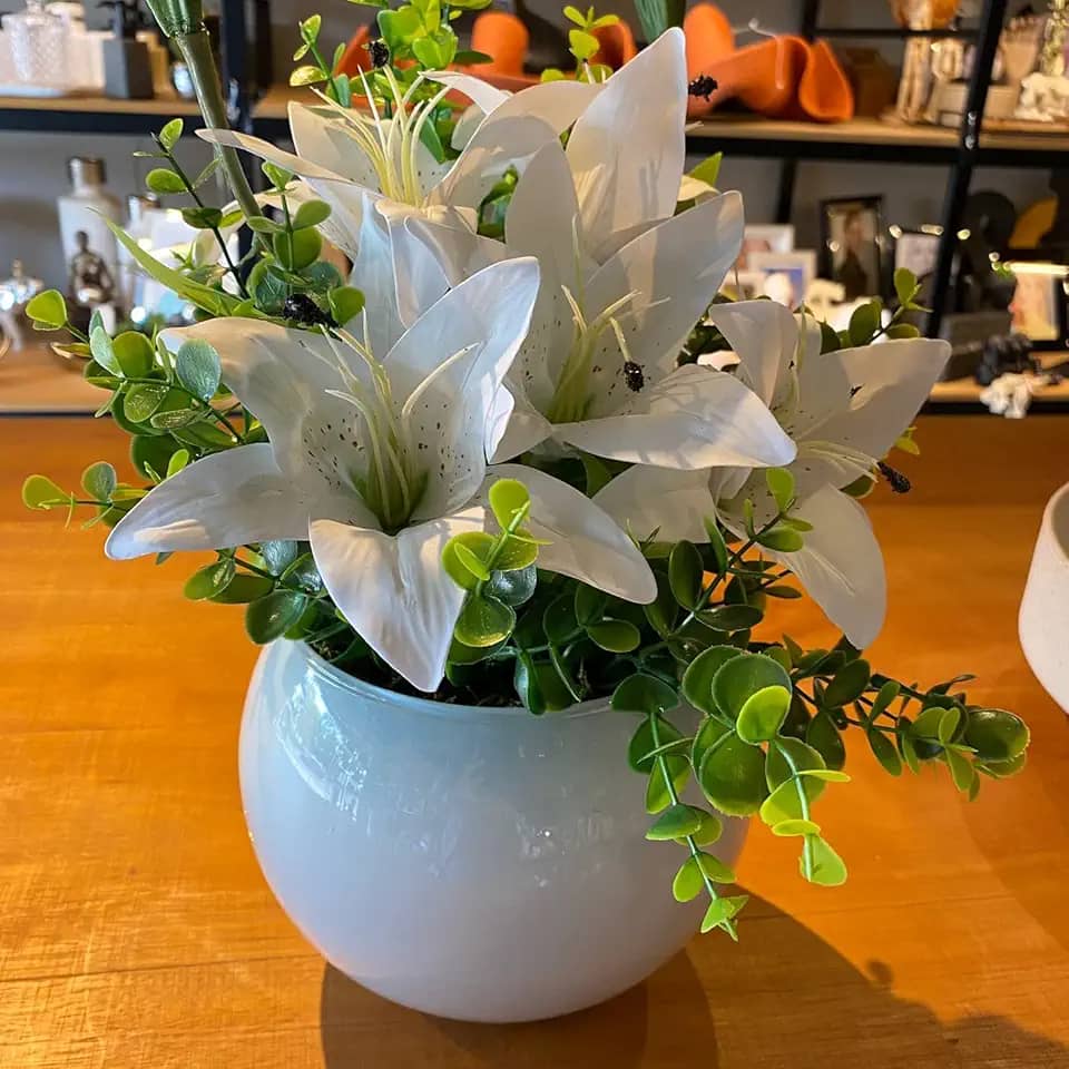 Arranjo Centro de Mesa Lírio Branco Completo Artificial Vaso Branco
