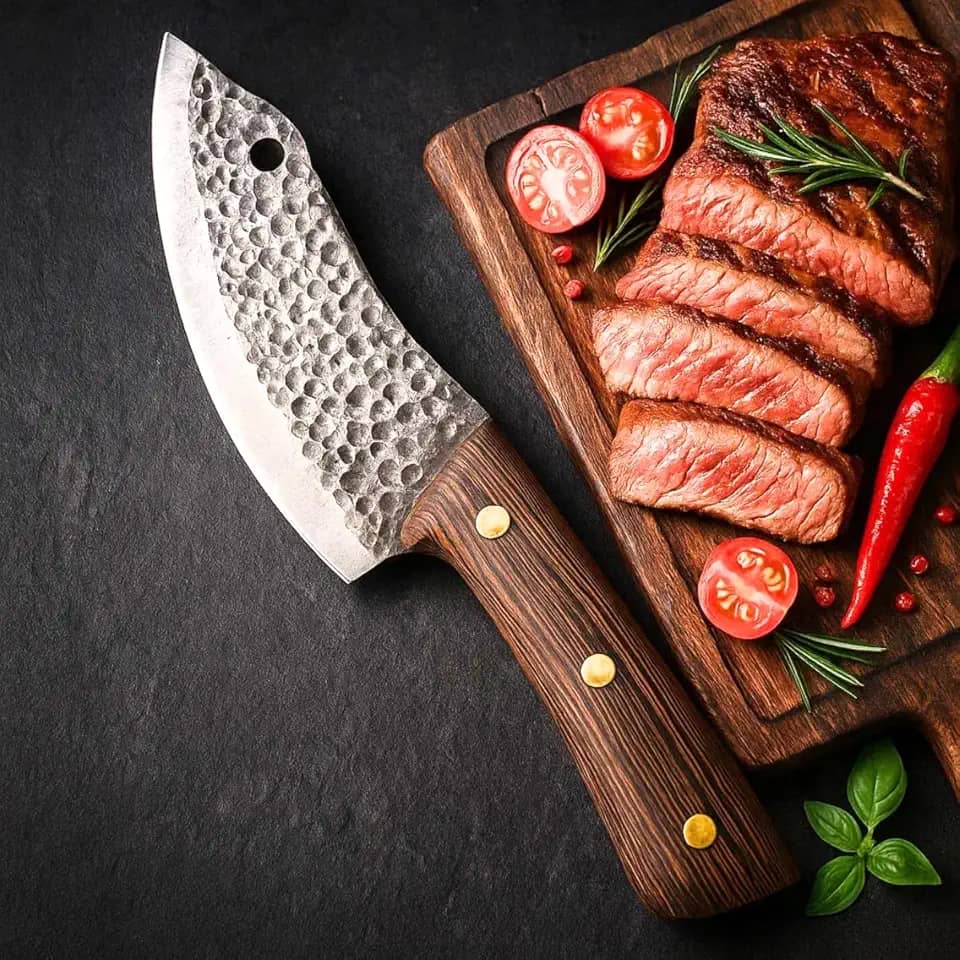 Cutelo Faca Facão Chef Açougueiro Artesanal Sérvio em Aço Inox Forjado, Lâmina Martelada, Cabo de Madeira Rústico com Bainha de Couro para Churrasco e Cozinha Profissional