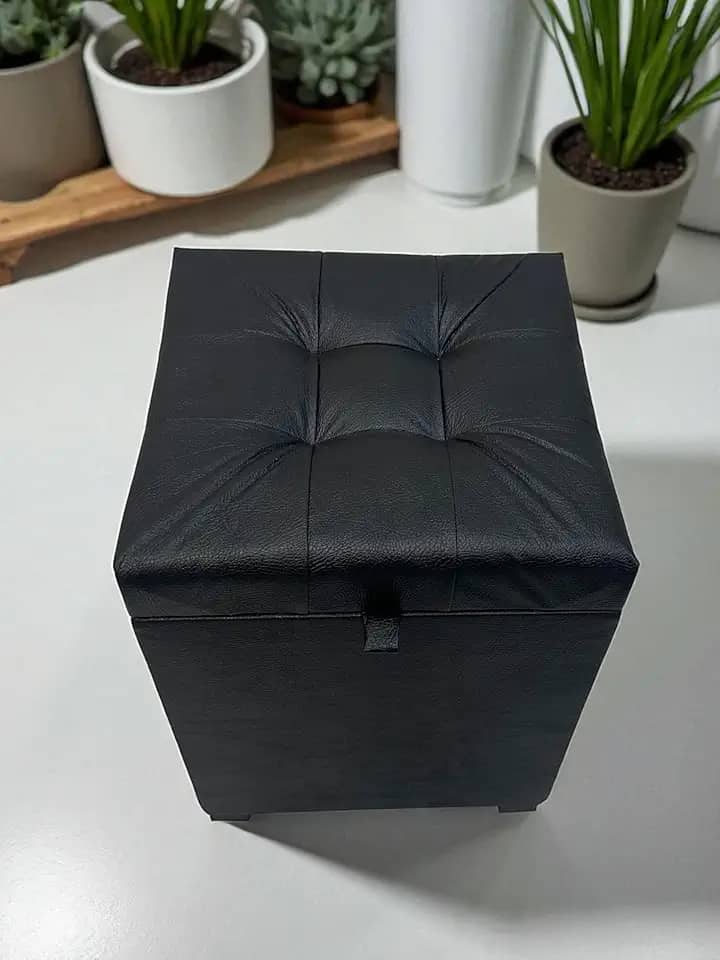 Puff Baú Siena, 36x36x47 cm, Preto Corino, Assento Estofado com Armazenamento