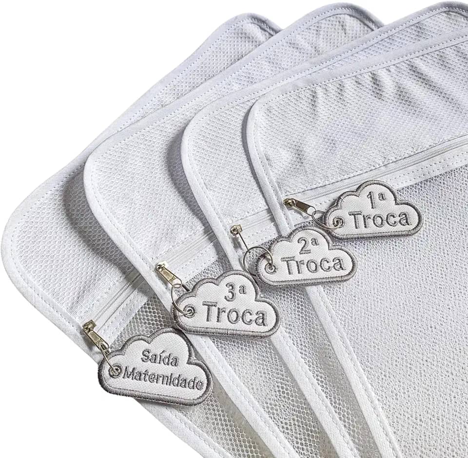 Kit com 4 Saquinhos Organizadores para Bolsa Maternidade, Tule Super Grosso, Tags Unissex, Cinza, com Chaveiro Bordado e Zíper