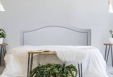 Cabeceira Casal Curva Luxo 140x60 Courino Branco - Tachas Fumê