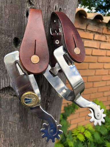 Espora quarto de milha Santinha/Nossa Senhora Aparecida + correia de couro