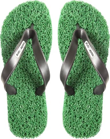 Chinelo Confort Masculino indicado para pessoas que sofrem com Fascite Plantar, esporão de calcâneo, Hiperidrose PLantar e Neuroma de Morton, além disso, dá a sensação de estar pisando em um tapete macio.