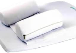 Travesseiro Anti Refluxo Baby Holder com Rolos Reguláveis e Removíveis, Lavável, Tecido 100% Algodão, Espuma D28, 50x35cm, Altura 8cm