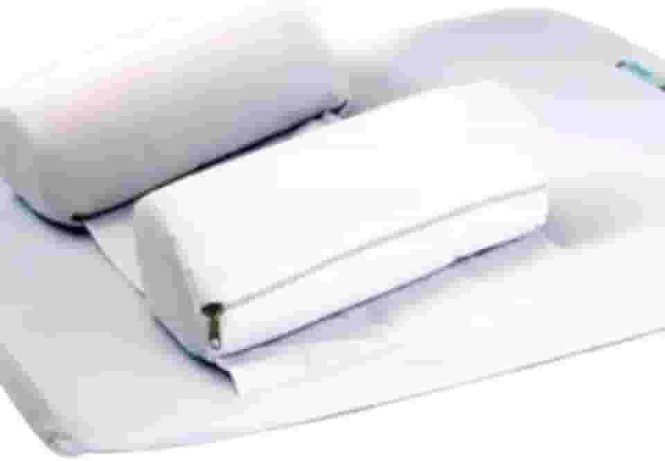 Travesseiro Anti Refluxo Baby Holder com Rolos Reguláveis e Removíveis, Lavável, Tecido 100% Algodão, Espuma D28, 50x35cm, Altura 8cm