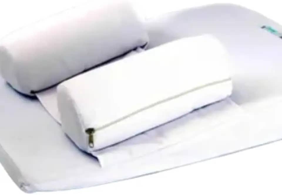 Travesseiro Anti Refluxo Baby Holder com Rolos Reguláveis e Removíveis, Lavável, Tecido 100% Algodão, Espuma D28, 50x35cm, Altura 8cm