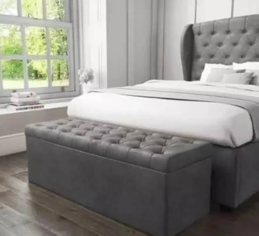 Puff Baú pé de cama 90 cm no Sued Capitone (Porta objetos e Brinquedos) - Não Acompanha Cabeceira - CINZA