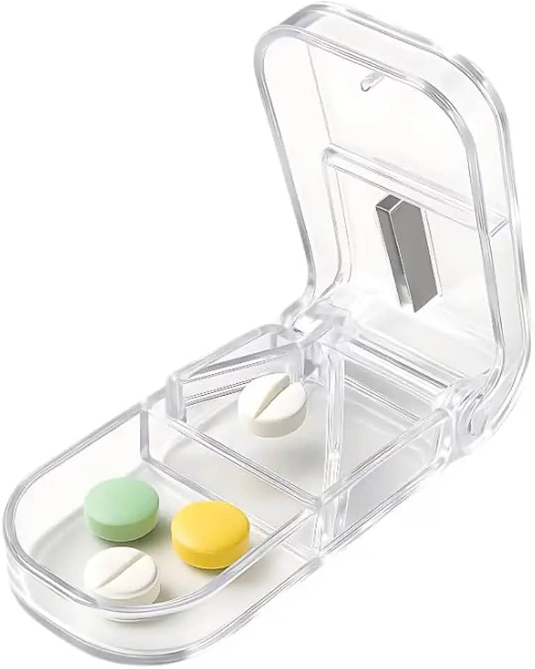 Cortador de Comprimidos com Reservatório Porta Remédios Transparente Portátil para Viagem e Uso Diário Lâmina Afiada Corta e Armazena Divisor Preciso e Prático (Transparente)