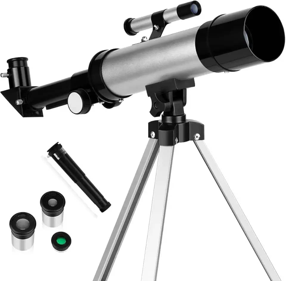 Kit Telescópio Astronômico Portátil com Tripé, Retrátil, 50mm de Abertura, 3 Oculares, Ideal para Iniciantes, Crianças, e Estusiastas da Astronomia, Cor Preto e Prata.