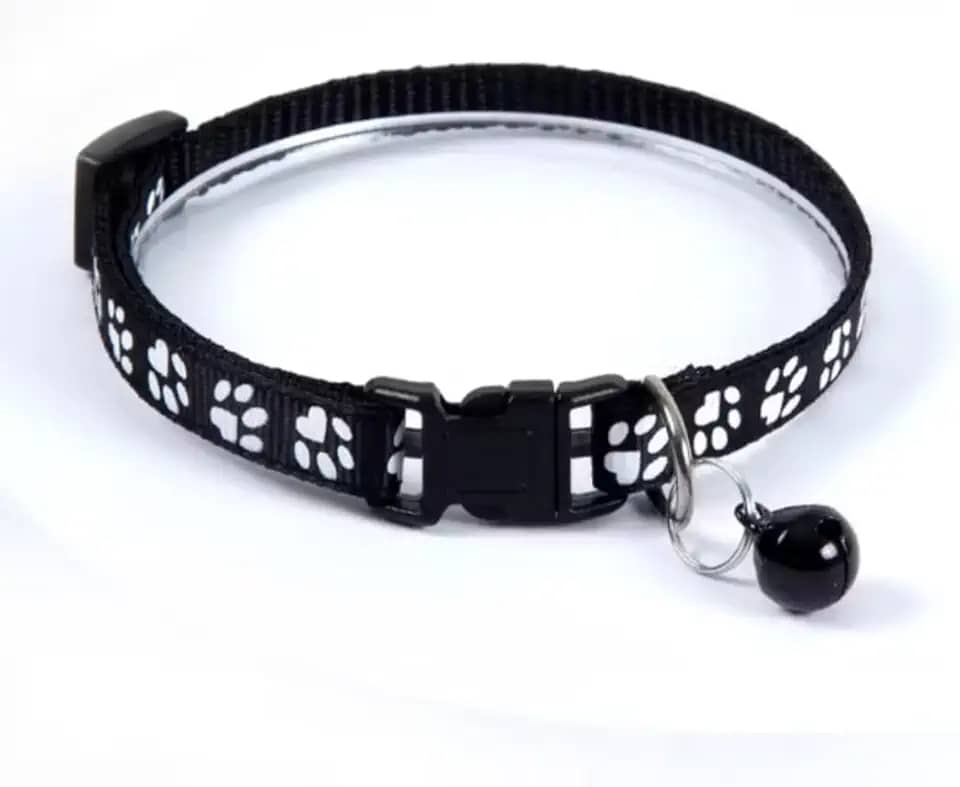 Coleira para Gato com Estampa de Patinhas, Preta com Branco, com Guizo