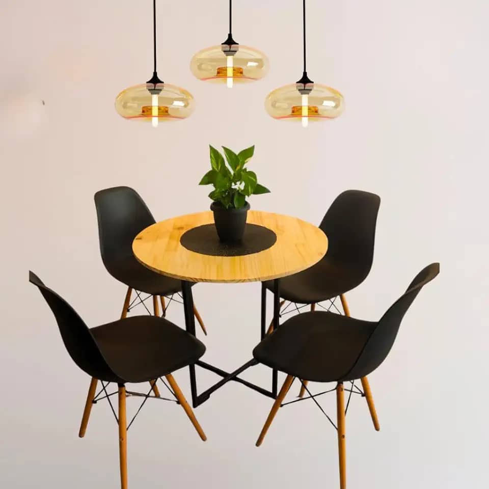 Mesa de jantar redonda para quatro pessoas Tampo de madeira maciça decorativo em estilo industrial (banquetas não incluídas)