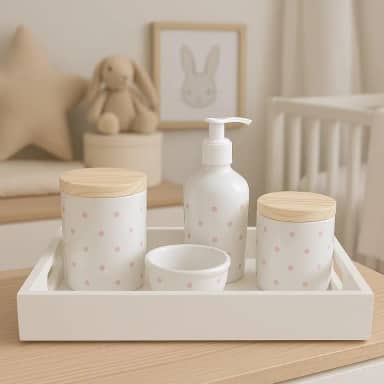 Kit Higiene poá Bebê em Porcelana, Bandeja Branca, 4 Peças, Potes com Tampa de Madeira, Dispenser, Porta Algodão, Decorativo para Quarto Infantil (Poá Rosa)