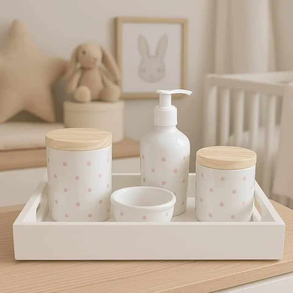 Kit Higiene poá Bebê em Porcelana, Bandeja Branca, 4 Peças, Potes com Tampa de Madeira, Dispenser, Porta Algodão, Decorativo para Quarto Infantil (Poá Rosa)